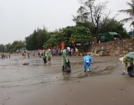 100 tình nguyện viên tham gia làm sạch bãi biển Đồ Sơn hưởng ứng chiến dịch “Ngày làm sạch biển quốc tế lớn nhất thế giới”